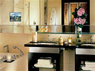 Four Seasons Hotel Hong Kong