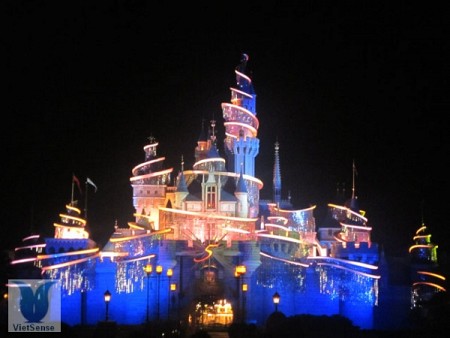 Disney Land 4 Ngày 3 Đêm tháng 8