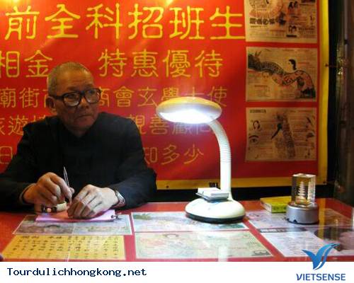Nghe hát và xem bói là không thể thiếu - Ảnh 1 Nghe hát và xem bói là không thể thiếu - Ảnh 1