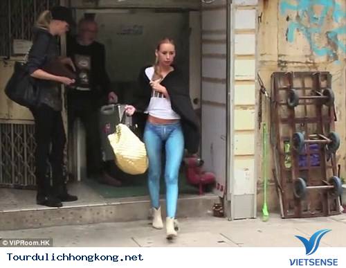 Hồng Kông : Người mẫu không mặc quần dạo phố