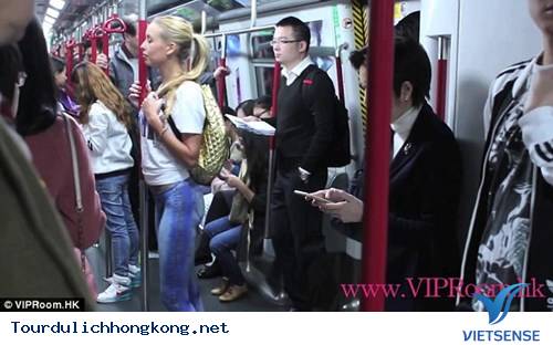 Hồng Kông : Người mẫu không mặc quần dạo phố Hồng Kông : Người mẫu không mặc quần dạo phố