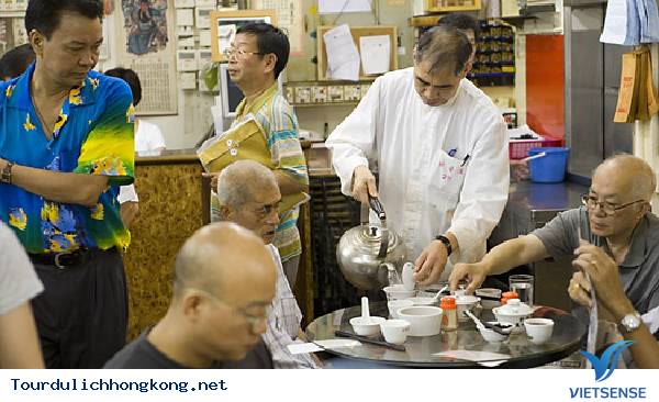 Thưởng thức đồ uống và các món ăn truyền thống ở quán Lin Heung
