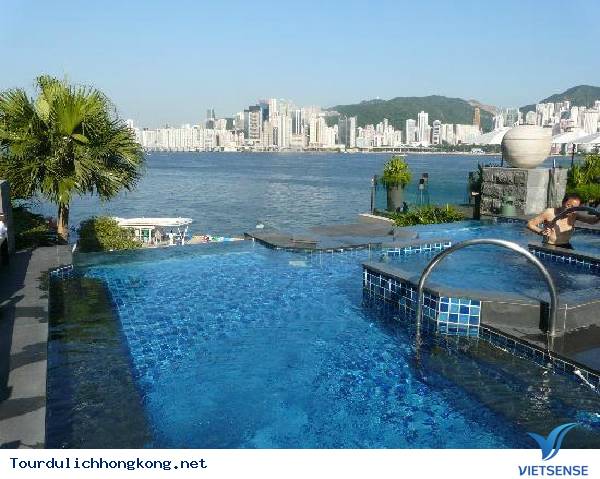 Đến bể bơi vô cực của khách sạn Intercontinental